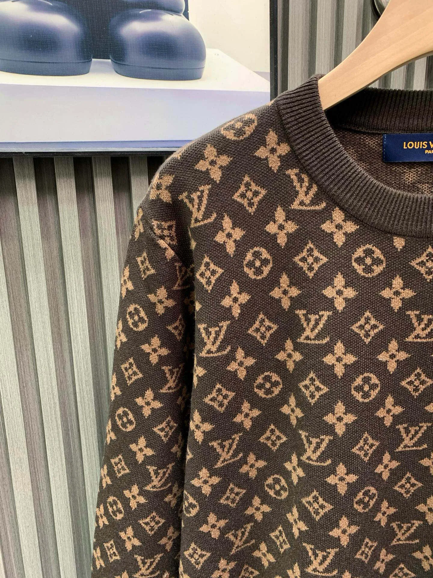 🅿️360 🀄️ Louis Vuitton SS25 new autumn products LOUIS VUITTON Louis Vuitton Logo intarsia round neck long-sleeved sweater Color-set dyed wool blended cotton yarn High weight and high density Super high quality The wool is soft, delicate and skin-friendly. It feels soft and silky. The hand feel is not ordinary. All color-set dyeing high weight cotton yarn ensures no color difference and adopts four-hole knitting method. Tight and textured, durable and non-deforming, not prone to pilling. It has a soft and warm comfort. It doesn’t stick to the body when worn alone. It’s absolutely perfect. Classic presbyopia elements. Three-dimensional heavy jacquard craftsmanship on the sleeves. It’s absolutely amazing. It can be all produced on imported looms. The details are clearly visible. The details are full. The details are mastered. Challenge the market currency. Not afraid of random comparisons. The upper body effect is very good. No matter how you match it, it looks high-end and elegant. The sense of luxury is so versatile. A must-have for both men and women🉑️